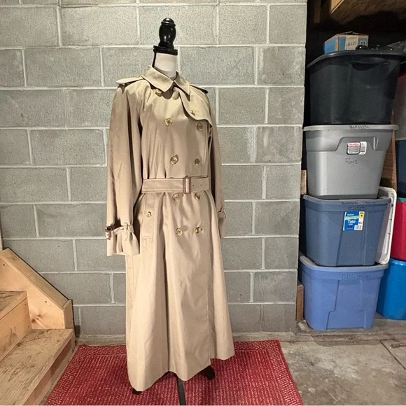 Burberry trench coat. - Picture 5 of 14
